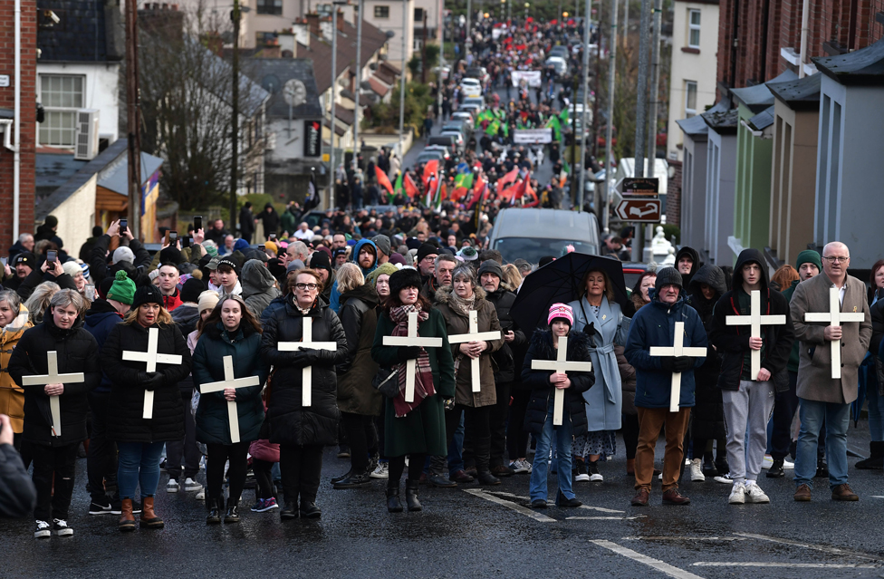 مواطنون من لندنديري في أيرلندا الشمالية، يشاركون في مسيرة لإحياء الذكرى الخمسين للأحد الدامي.