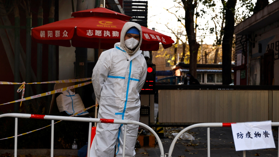 Una persona en China vestida con un traje de protección personal.