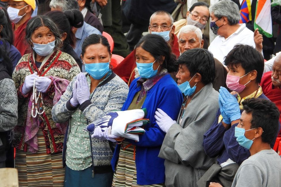 當地的藏人和丹增的家人出席葬禮。