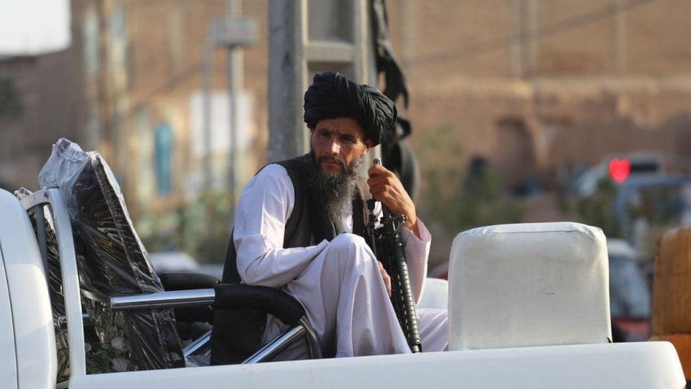 Um soldado do Talebã patrulhando Herat, Afeganistão, 18 de agosto