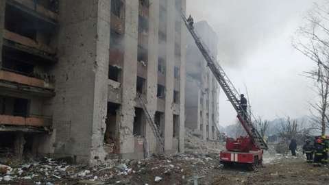 قوات الإطفاء تحاول إنقاذ العالقين في مبنى