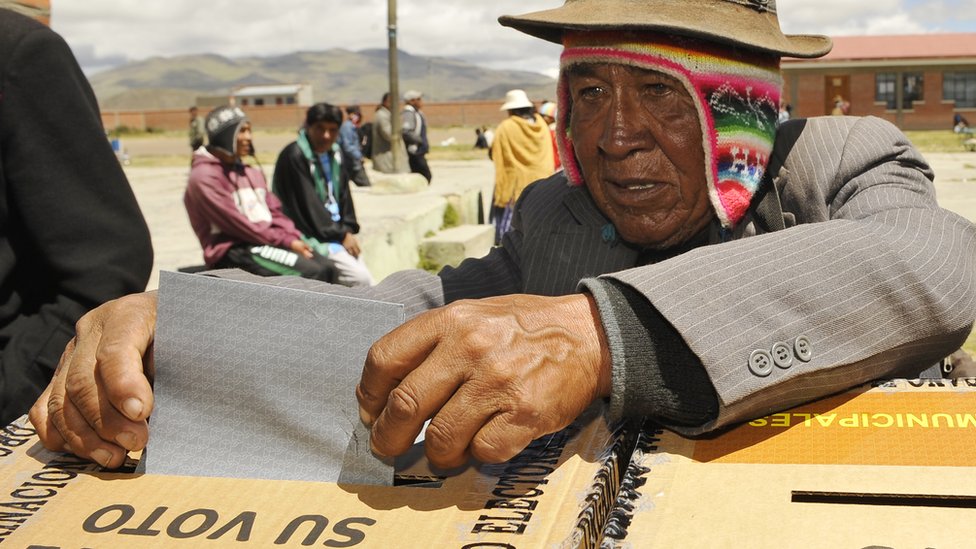 La gracia de la democracia es que al cumplir la edad mínima para votar también se cumple la edad para ser elegido. Sin embargo, en la práctica eso no se aplica cuando existe un requisito de edad mínima. Boliviano votando