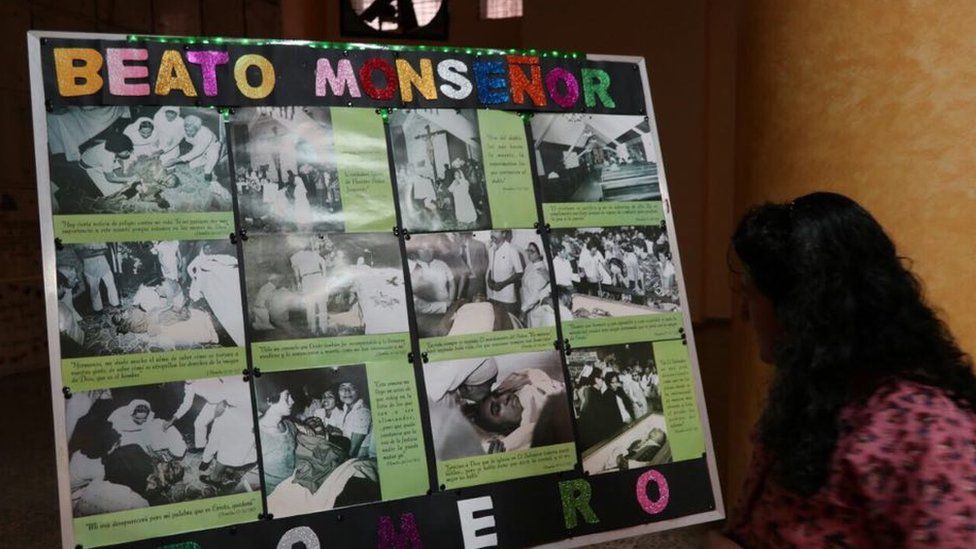 Cartel con cronología de la vida de monseñor Romero.