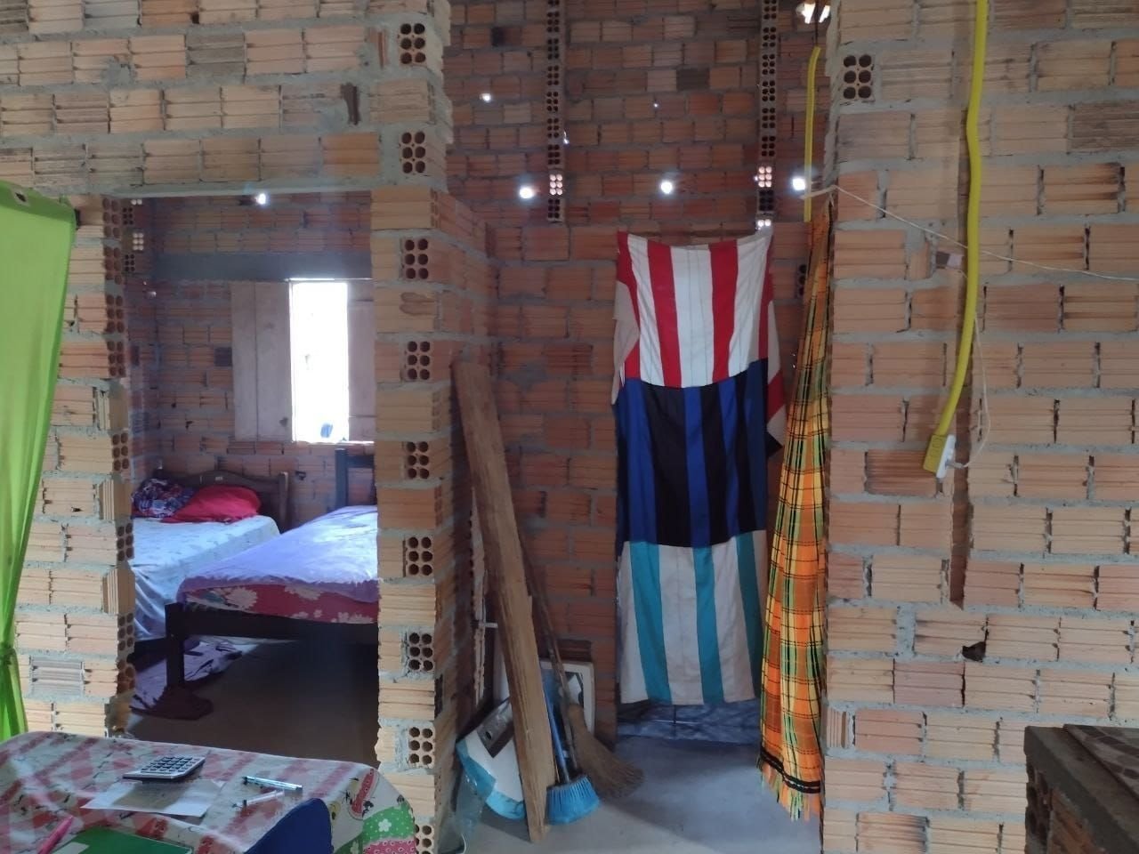Interior da modesta casa em que a família de Pauxis vive em Carutapera (MA)