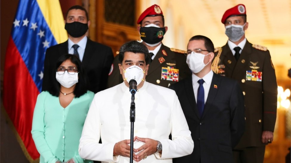Президент Венесуэлы Николас Мадуро выступает во время телеобращения на фоне пандемии коронавируса в Президентском дворце Мирафлорес в Каракасе 30 марта 2020 г.