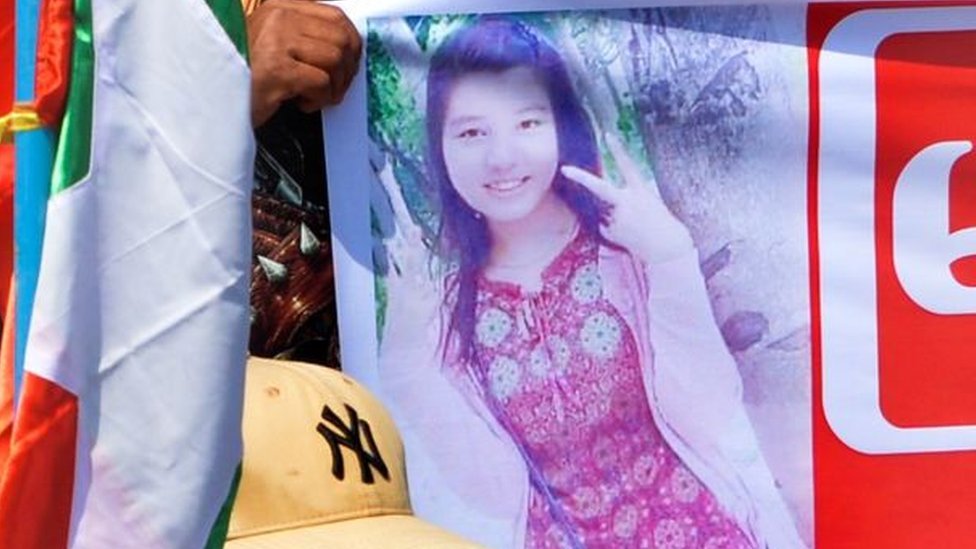 Pengunjuk rasa membawa poter, Mya Thwe Thwe Khine.