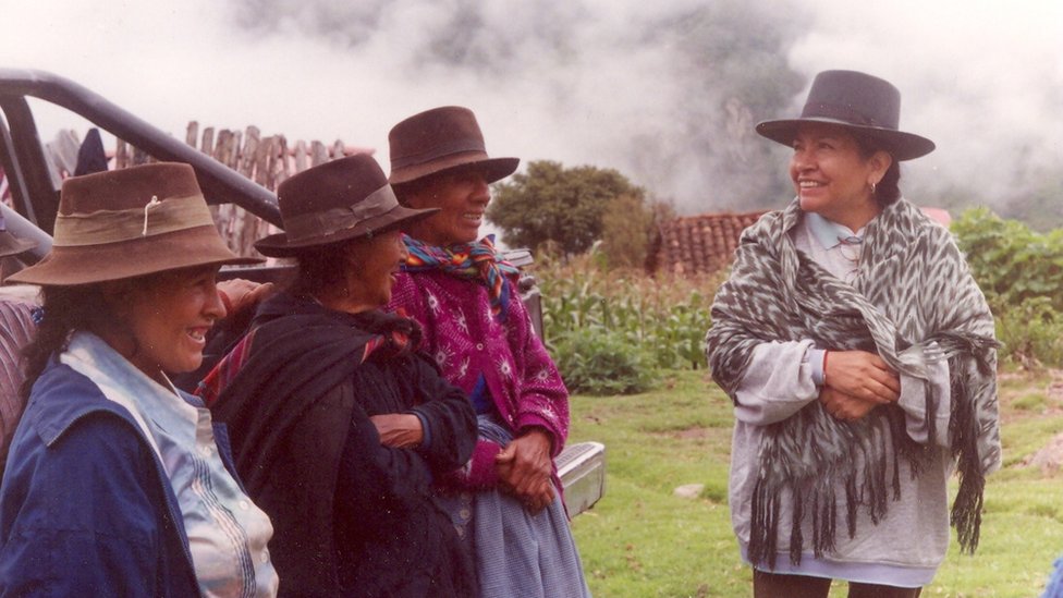 Tarcila Rivera con un grupo de mujeres