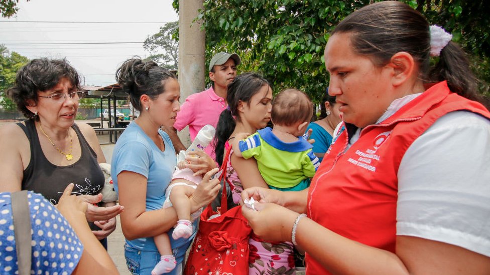 Mujeres en un centro de vacunación en Colombia