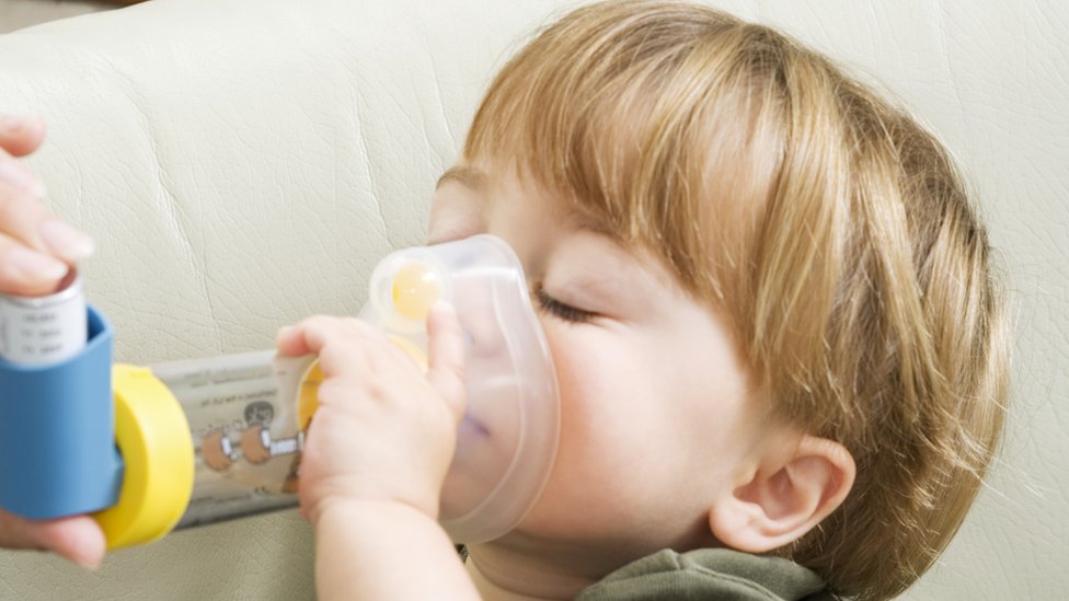 файл фото ребенка с ингалятором от астмы и спейсером