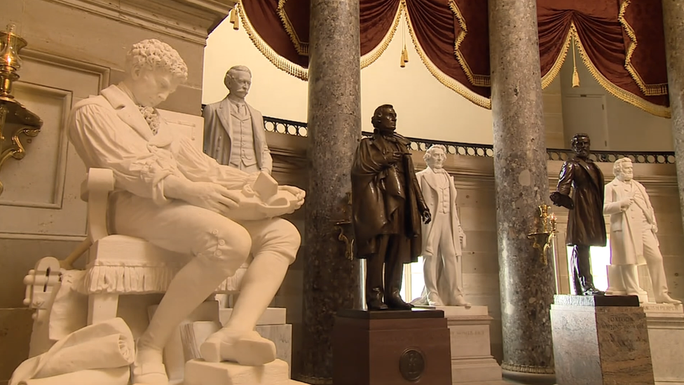 Статуя Джефферсона Дэвиса (в центре) в залах Конгресса США