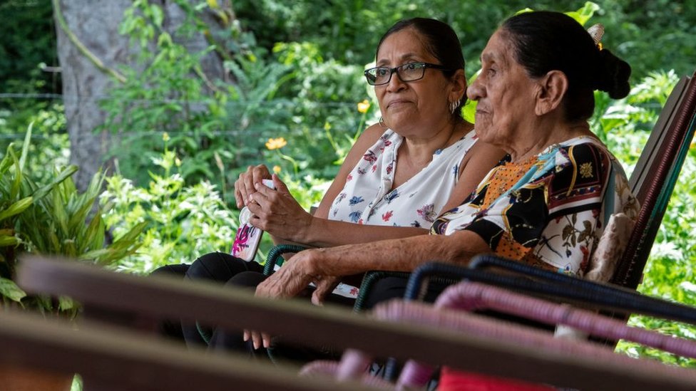 Natividad Talia Matarrita (derecha), de 93 años, junto a su hija Sara Fonseca,
