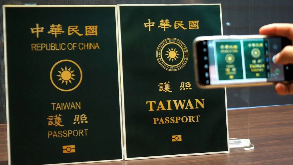 2020年9月台灣推出新版本護照，以免台灣人出國旅遊被誤會來自中國。（Credit: EPA）