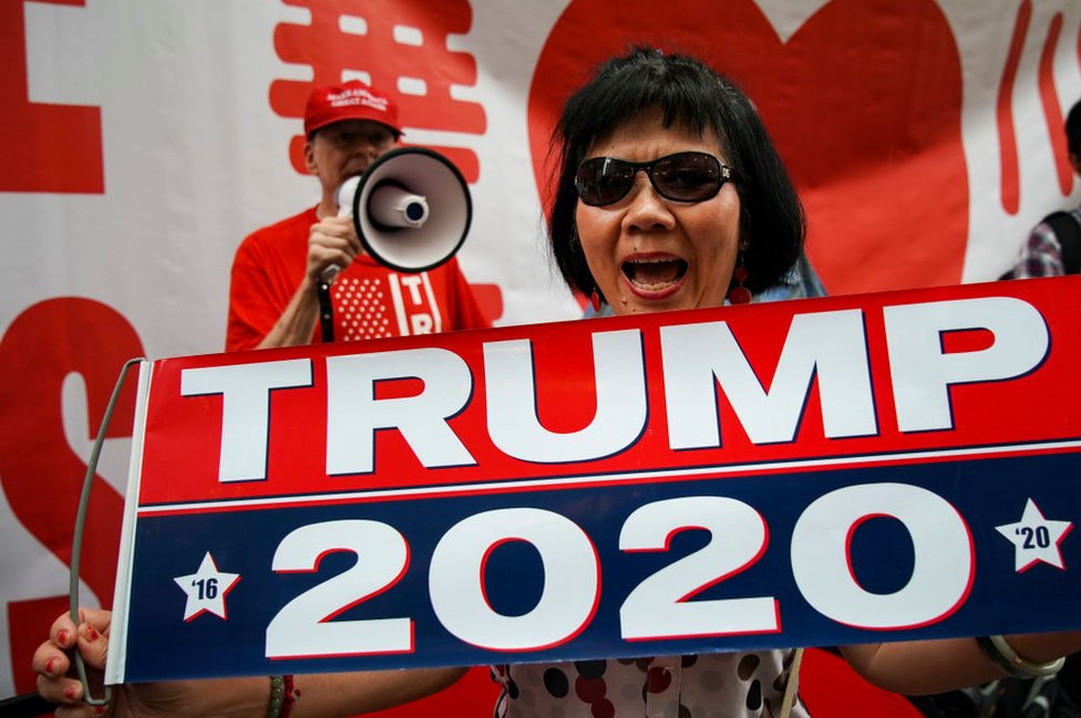 Группа китайских американцев за Трампа проводит митинг у Башни Трампа в июне 2019 года