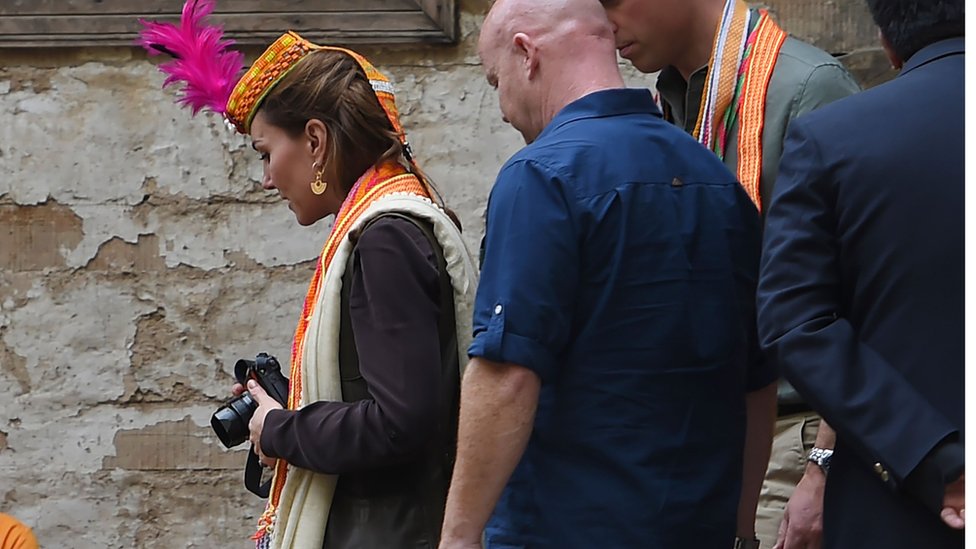 Герцогиня Кембриджская с камерой в Пакистане