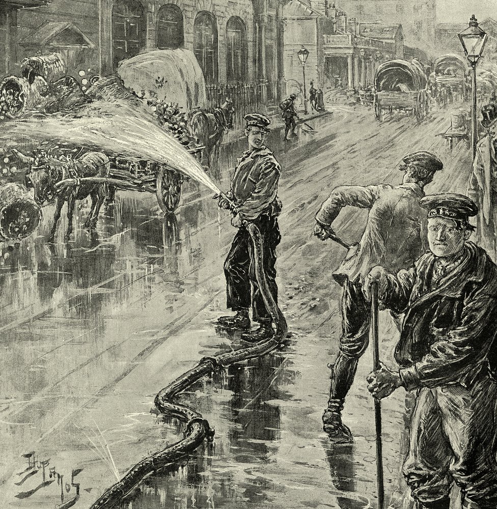 Иллюстрация мытья улиц Лондона антисептиком во время пандемии холеры, 1890-е гг.