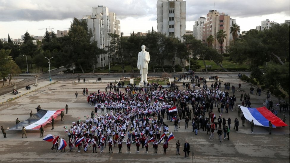 في الغارديان: السوريون يقاتلون مع الروس في أوكرانيا 1 متطوعون سوريون أمام تمثال لحافظ الأسد في دمشق