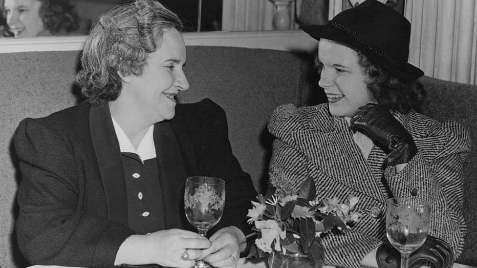 Judy Garland junto a su madre, Ethel Gumm, en 1938. Judy Garland