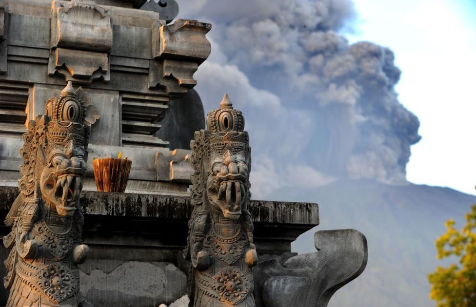 En las últimas horas los científicos han reportado pequeñas explosiones y temblores como producto de la actividad volcánica. También hay evidencia de la presencia de lava. Detalle de un templo en Bali, con el volcán de fondo.
