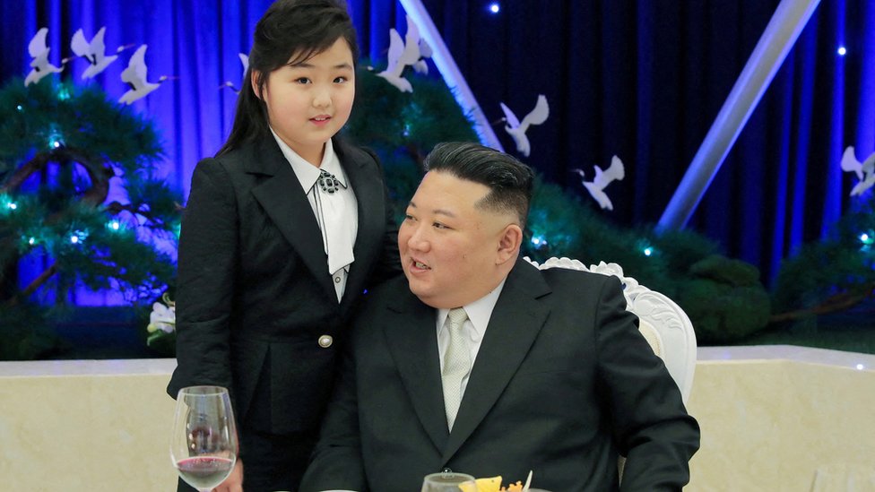 金正恩（右）與女兒金主愛（左）在平壤出席朝鮮人民軍建軍75週年紀念宴會（朝中社發放圖片7/2/2023）