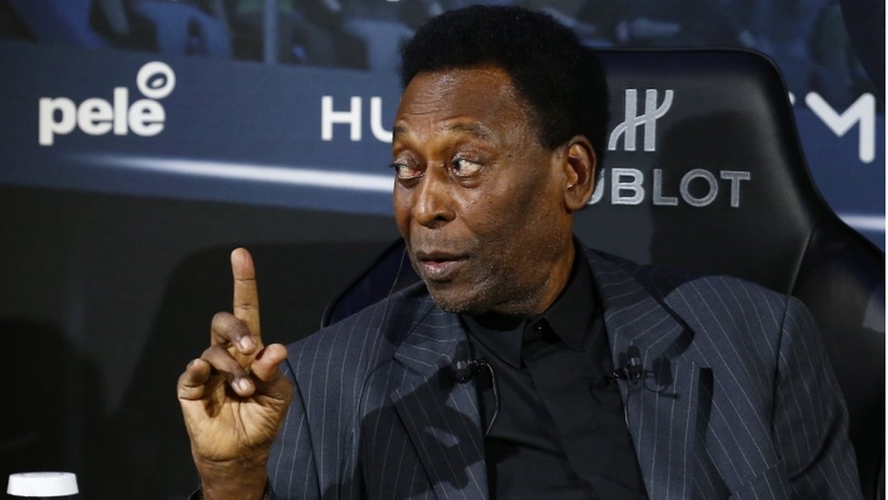 Pelé com dedo indicador em riste