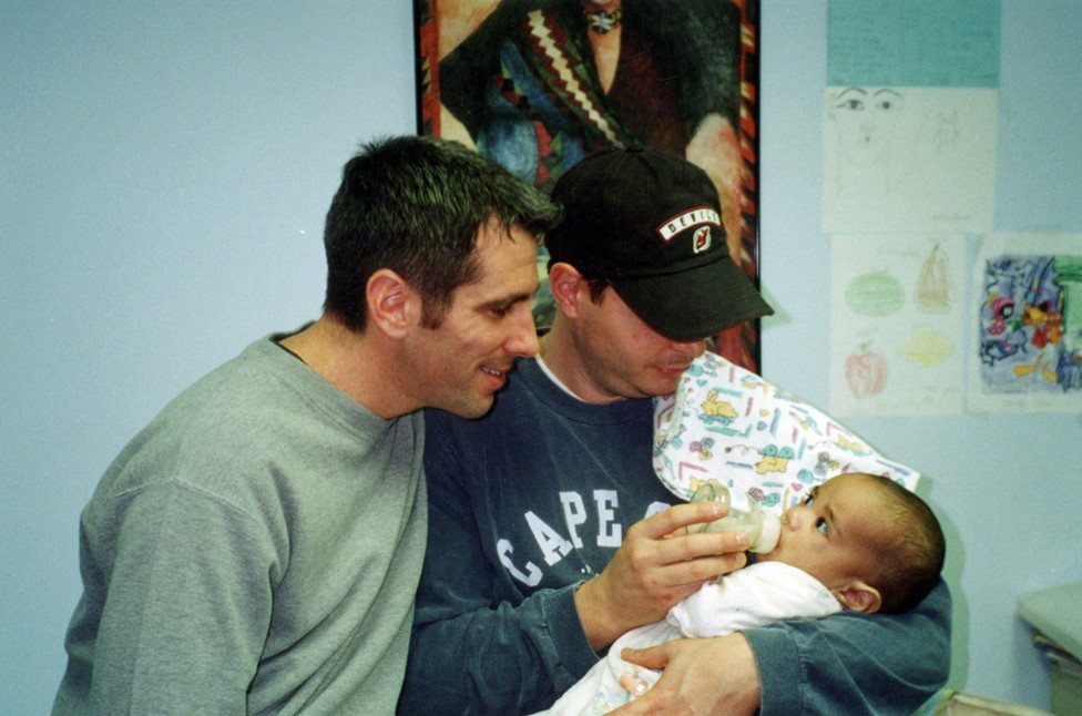 Danny y Pete recogieron a Kevin de la agencia de adopción el viernes 22 de diciembre de 2000.