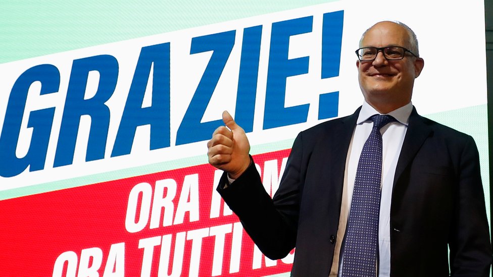 Demokratik Parti'li eski Maliye Bakanı Roberto Gualtieri Roma Belediye Başkanı seçildi. Zafer işareti yaptı.