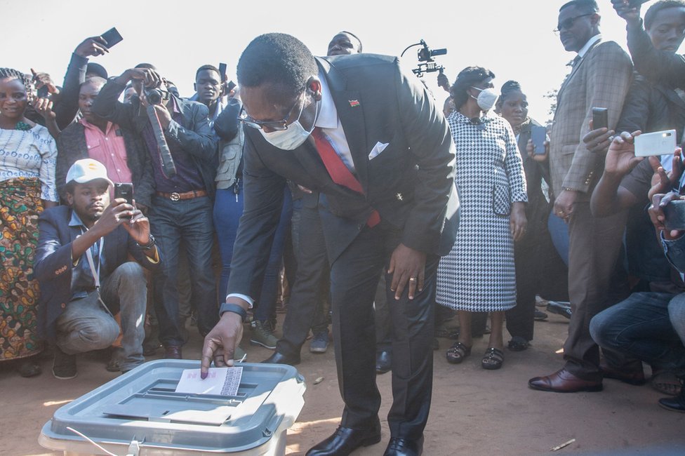 Президент Партии Конгресса Малави (MCP) Лазарус Чаквера опускает свой бюллетень во время президентских выборов на избирательном участке Малембо в своей родной деревне в традиционном городском округе Хонгони в Лилонгве 23 июня 2020 года.