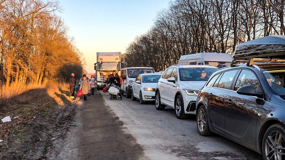 Filas de autos interminables en la carretera desde la ciudad ucraniana de Lviv hacia Polonia