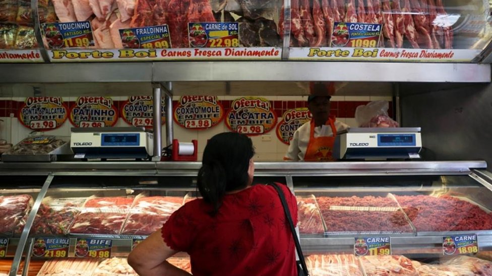 Mulher compra carne em açougue em Santo André