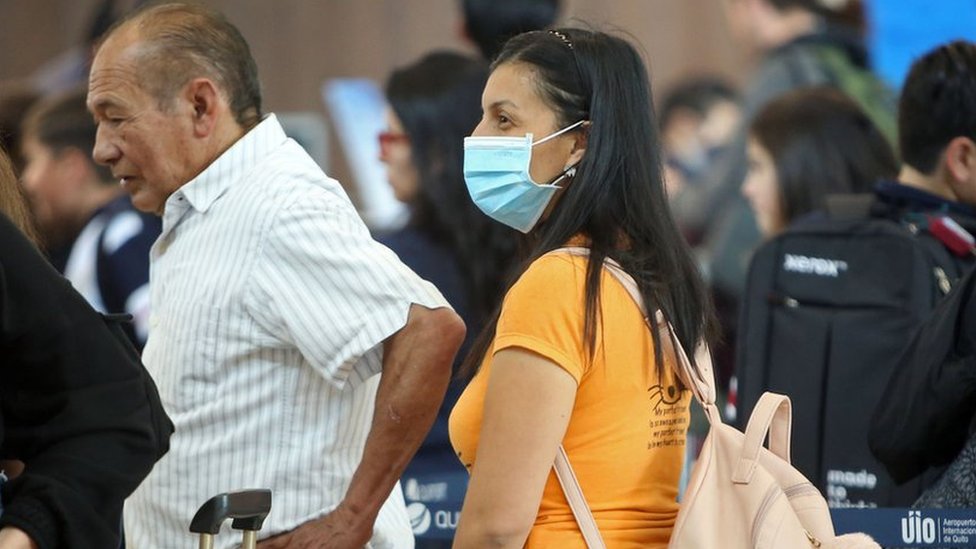 Пассажир носит защитную маску в международном аэропорту Марискаль Сукре в связи с распространением вируса COVID-19 по всему миру, Кито, 1 марта 2020 года.