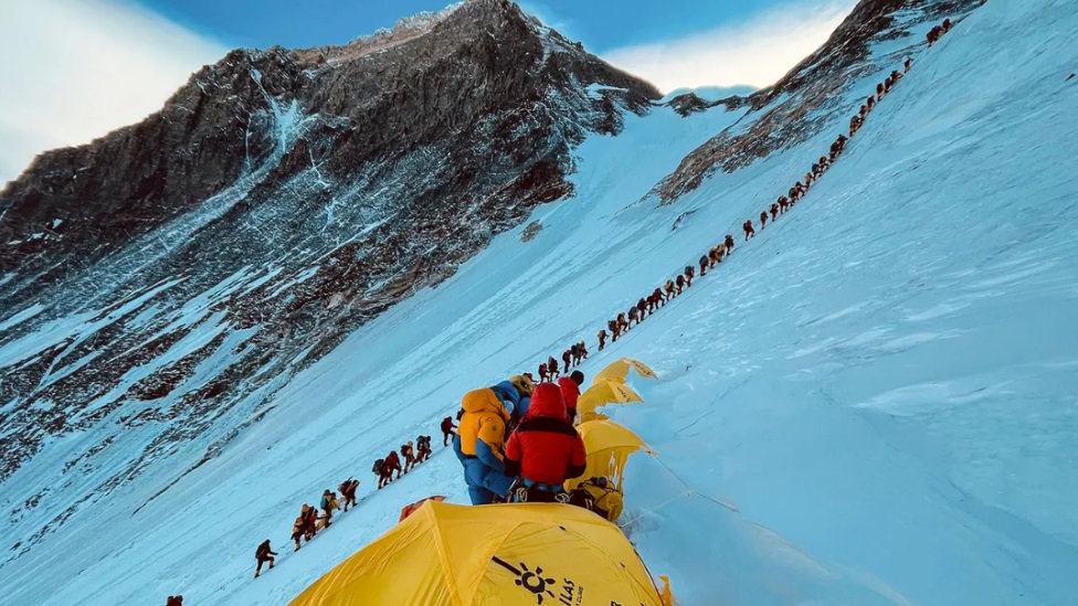 Glavne rute uz Mont Everest postale su toliko popularne među planinarima da se formiraju dugi redovi