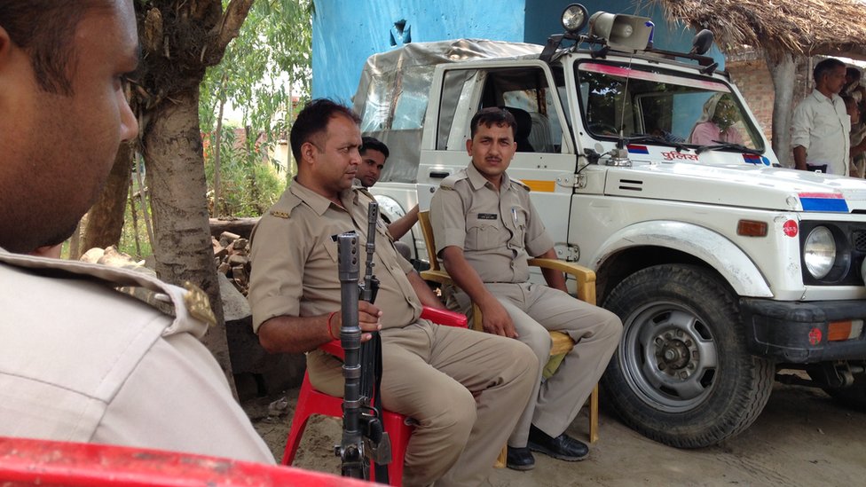 Полицейский охранник возле дома г-на Сингха в Шахджаханпуре