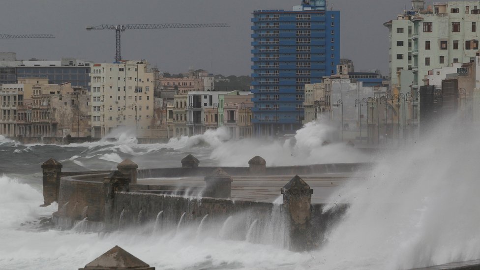 Hubo fuerte oleaje también golpeó la capital cubana, La Habana. Olas golpean el Malecón de La Habana.
