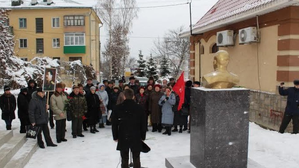 Небольшая толпа слушает Георгия Каменева