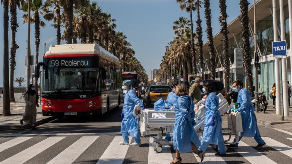 Врачи в Барселоне вывозят пациентов с коронавирусом на пляж