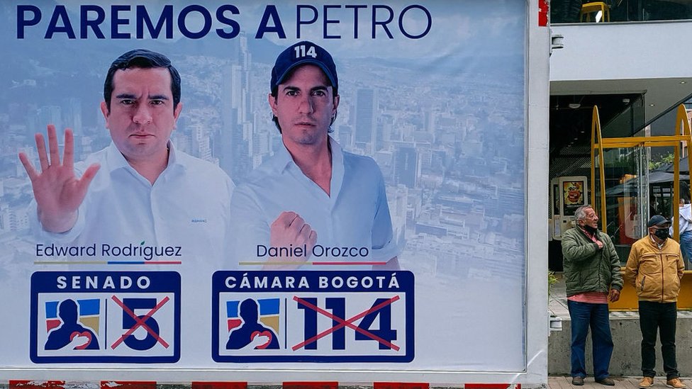 Propaganda de dos candidatos al Congreso en contra de Gustavo Petro.