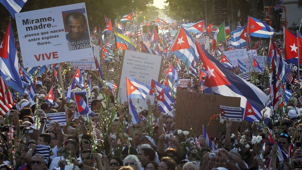 En 2010, decenas protestaron en Miami en apoyo al movimiento opositor cubano, Las Damas de Blanco. Una protesta en Miami en 2010 en apoyo al movimiento opositor cubano, Las Damas de Blanco.