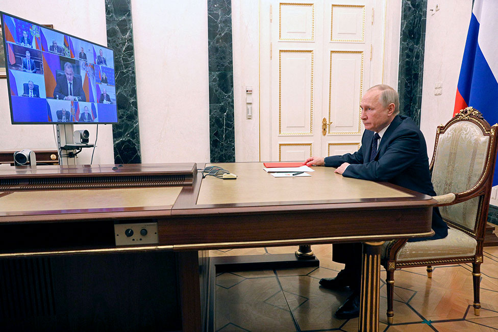 يترأس الرئيس فلاديمير بوتين اجتماعا لمجلس الأمن الروسي عبر رابط فيديو في موسكو يوم الجمعة