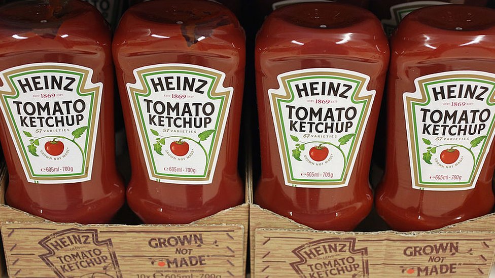 Botellas de kétchup Heinz en un mostrador.