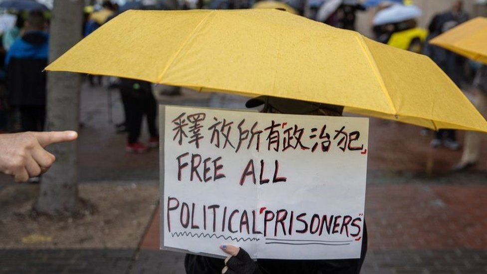香港律政司，立即提出覆核批准保釋決定，15名被告因此被繼續還押，引起輿論嘩然。