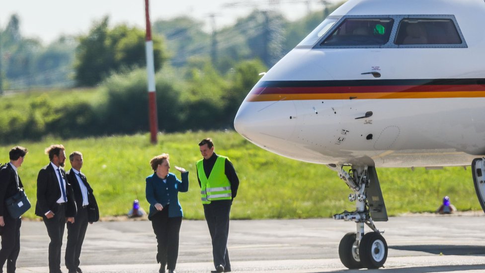 Ангела Меркель на фото с самолетом до того, как он был поврежден