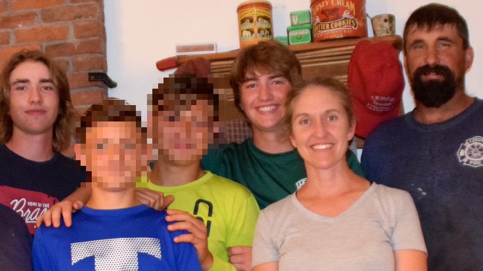 Vanya y Serogzha con su familia adoptiva, los Bell