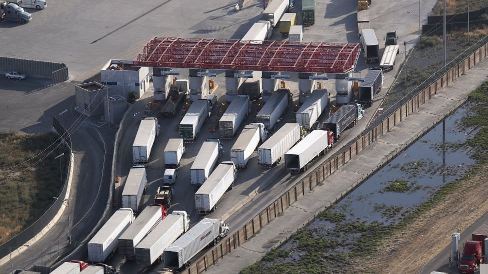 Cruce de camiones entre México y EE.UU.
