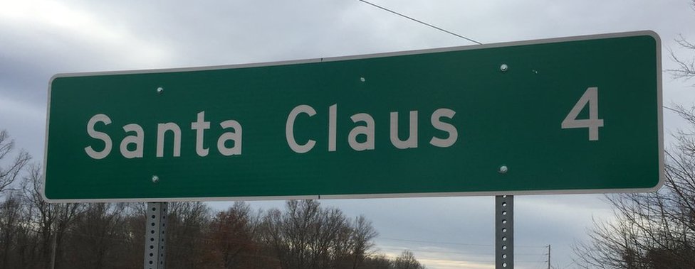 Señal de carretera de Santa Claus a cuatro millas de distancia