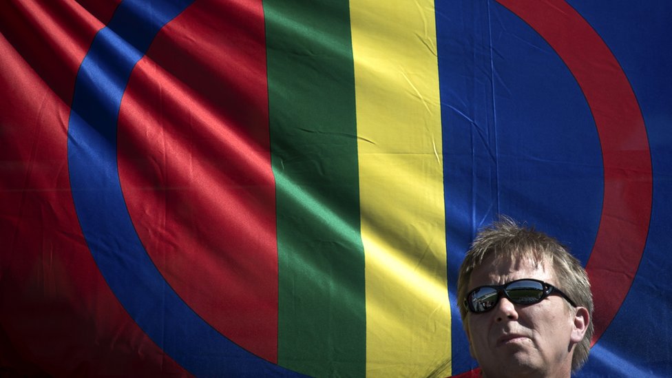 El mundial de ConIFA es para todas aquellos estados o pueblos que no forman parte de la FIFA pero que sí son reconocidos por otra organización, sea deportiva o política. Aficionado en el mundial de Suecia.