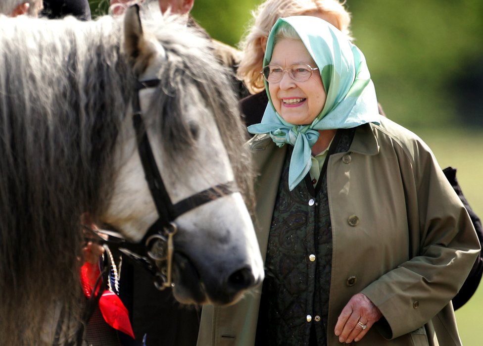 الملكة تربت على حصانها "ميلودي" في بالمورال عام 2007