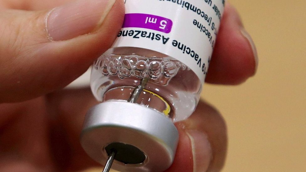 Medicinski radnik priprema jednu dozu AstraZeneka vakcine