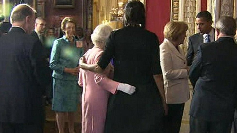 La Reina Isabel II y Michelle Obama abrazándose en el Palacio de Buckingham, en 2009.