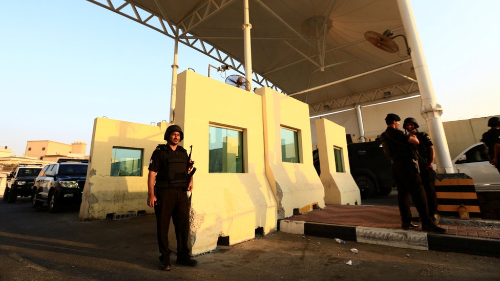 Члены саудовских сил безопасности стоят на страже в городе Авамия (9 августа 2017 г.)