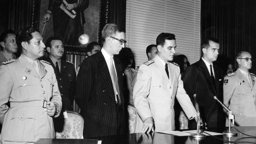 Larrazábal, en el centro dando un discurso, rodeado por la Junta de Gobierno de 1958.